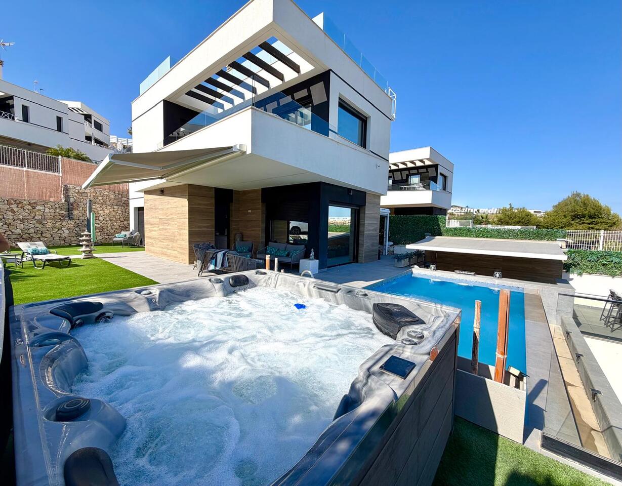 Terraza con jacuzzi y piscina