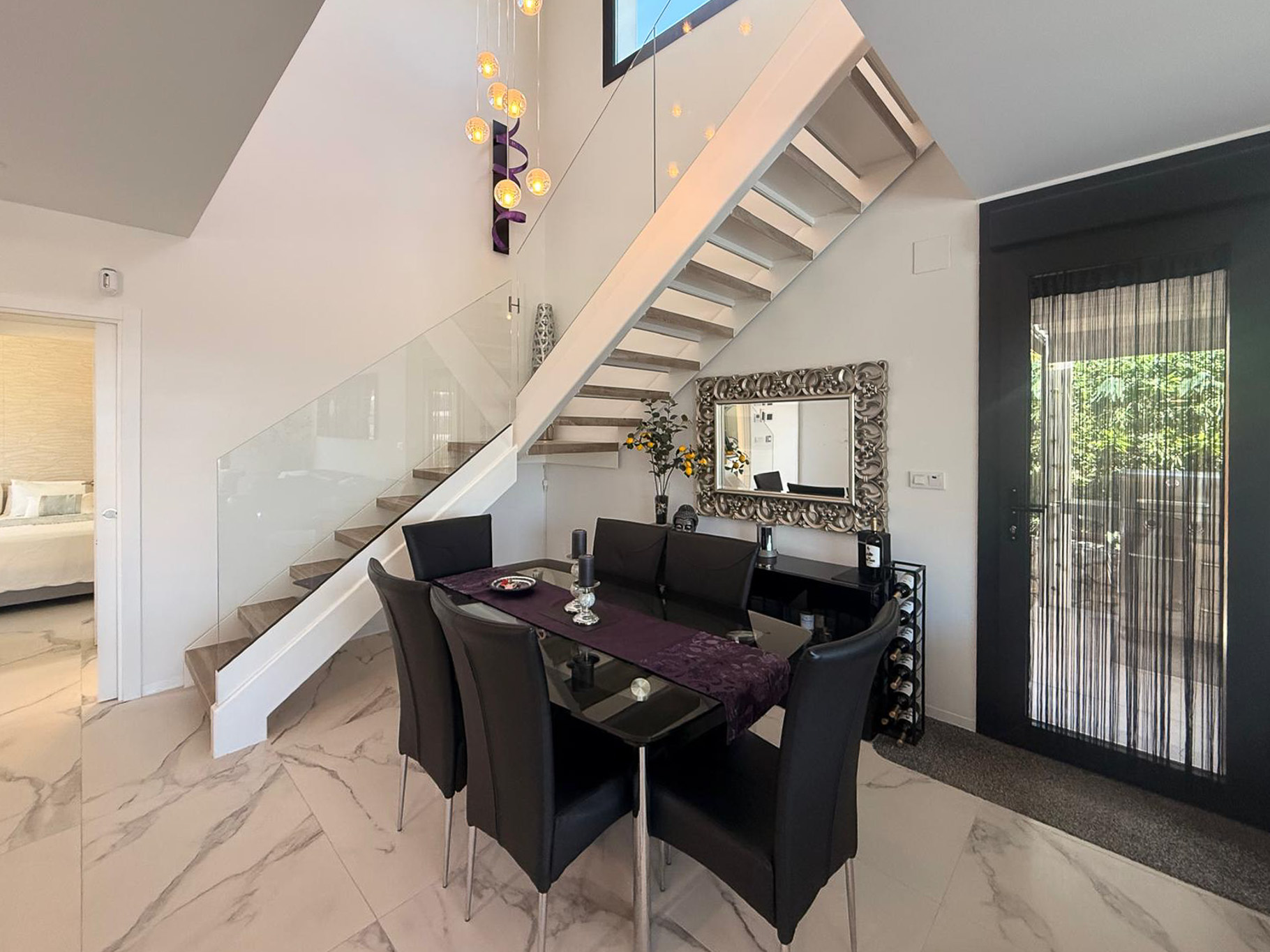 Comedor y escalera interior