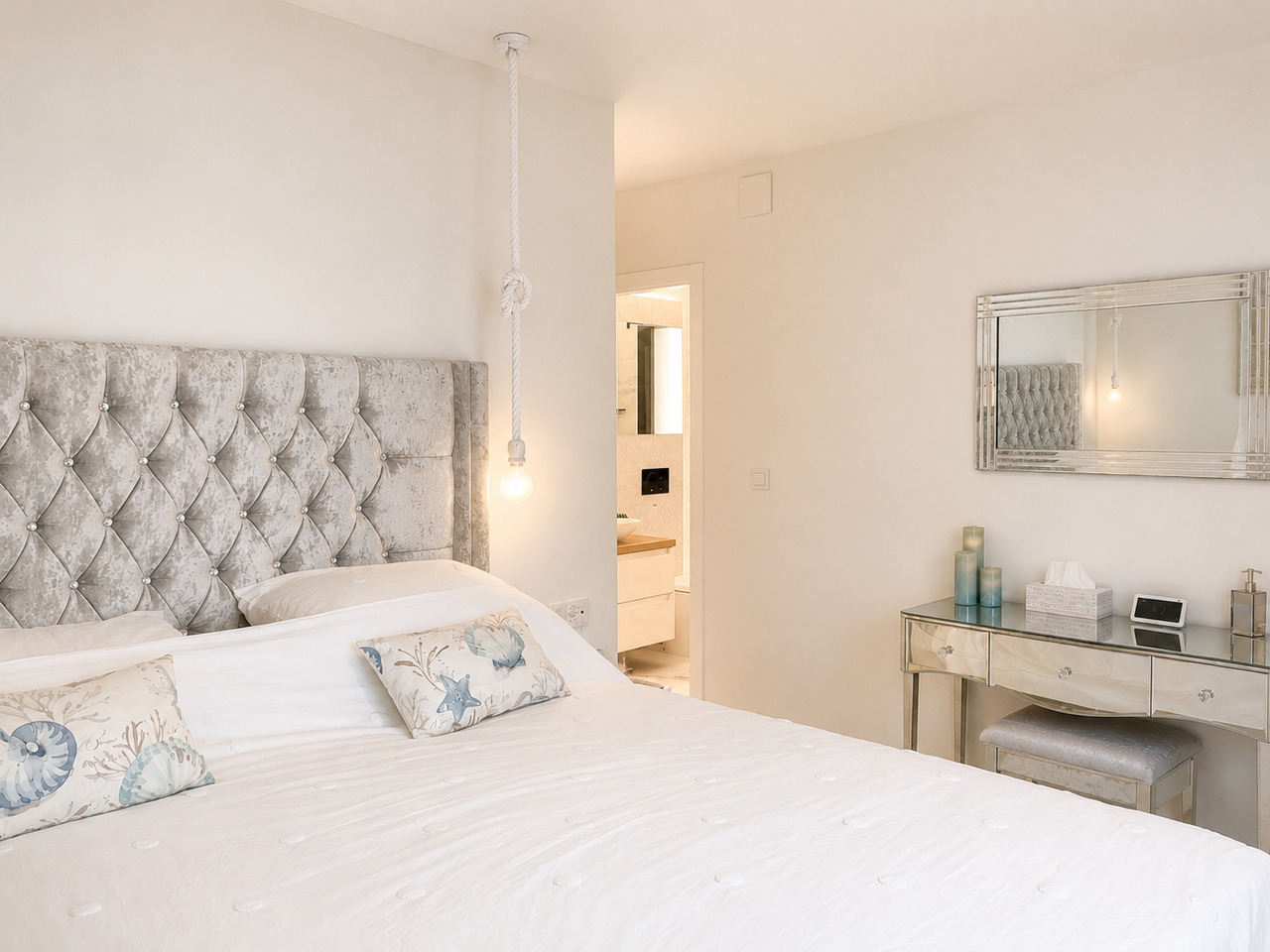 Dormitorio con baño en suite