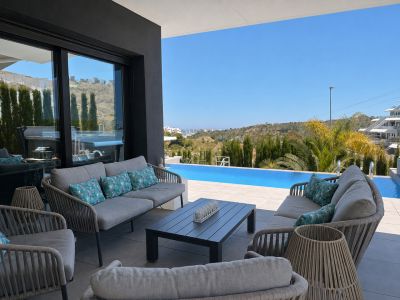 Terraza cubierta y piscina