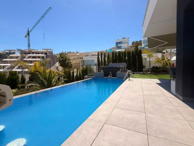 Piscina infinity y terraza
