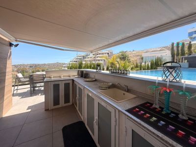 Cocina exterior junto a la piscina