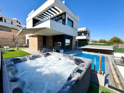 Terraza con jacuzzi y piscina