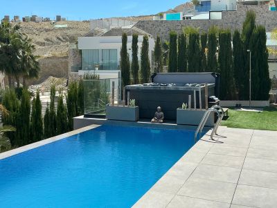 Piscina y jacuzzi exterior
