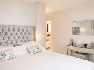 Dormitorio con baño en suite