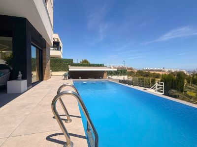 Piscina infinity y terraza