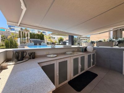 Cocina exterior y piscina
