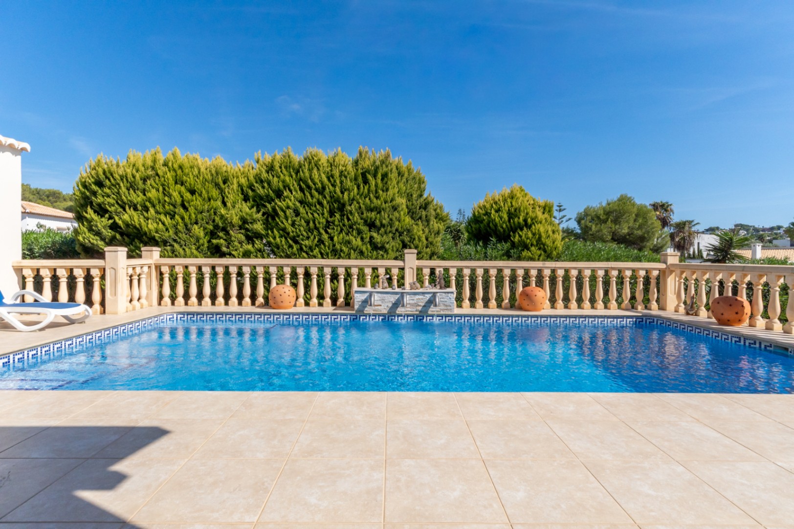 Piscina y terraza