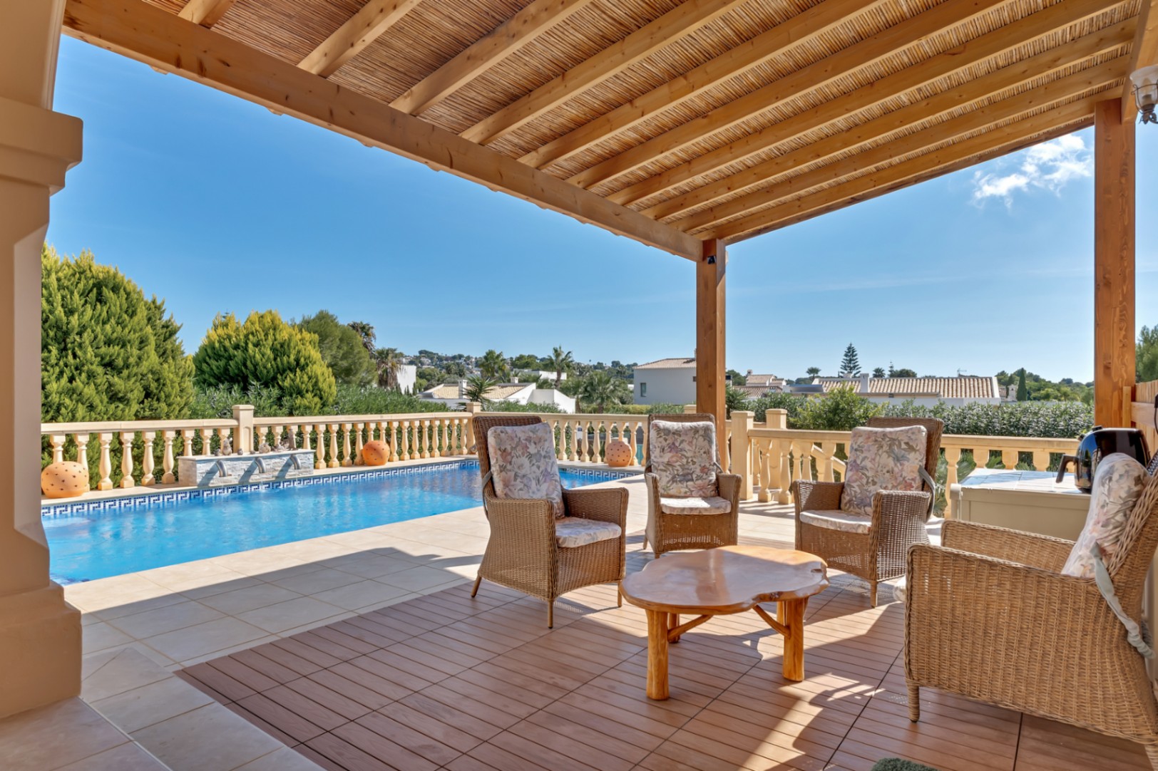Terraza cubierta y piscina