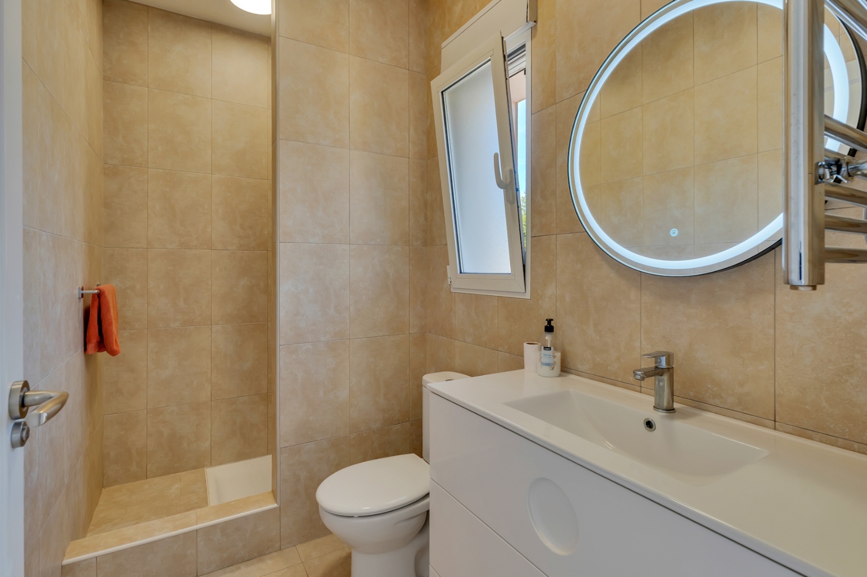 Cuarto de baño con ducha