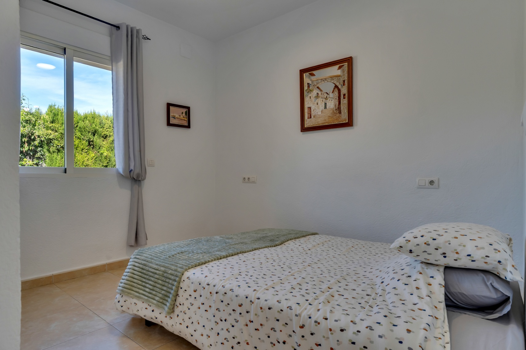 Dormitorio con vistas al jardín
