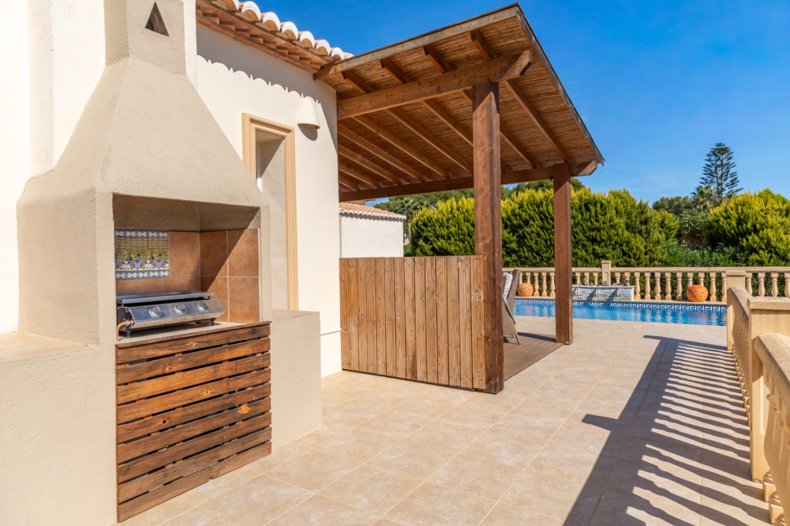 Terraza con barbacoa y piscina