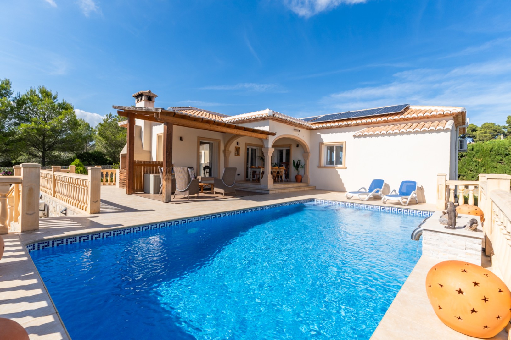 Piscina y terraza