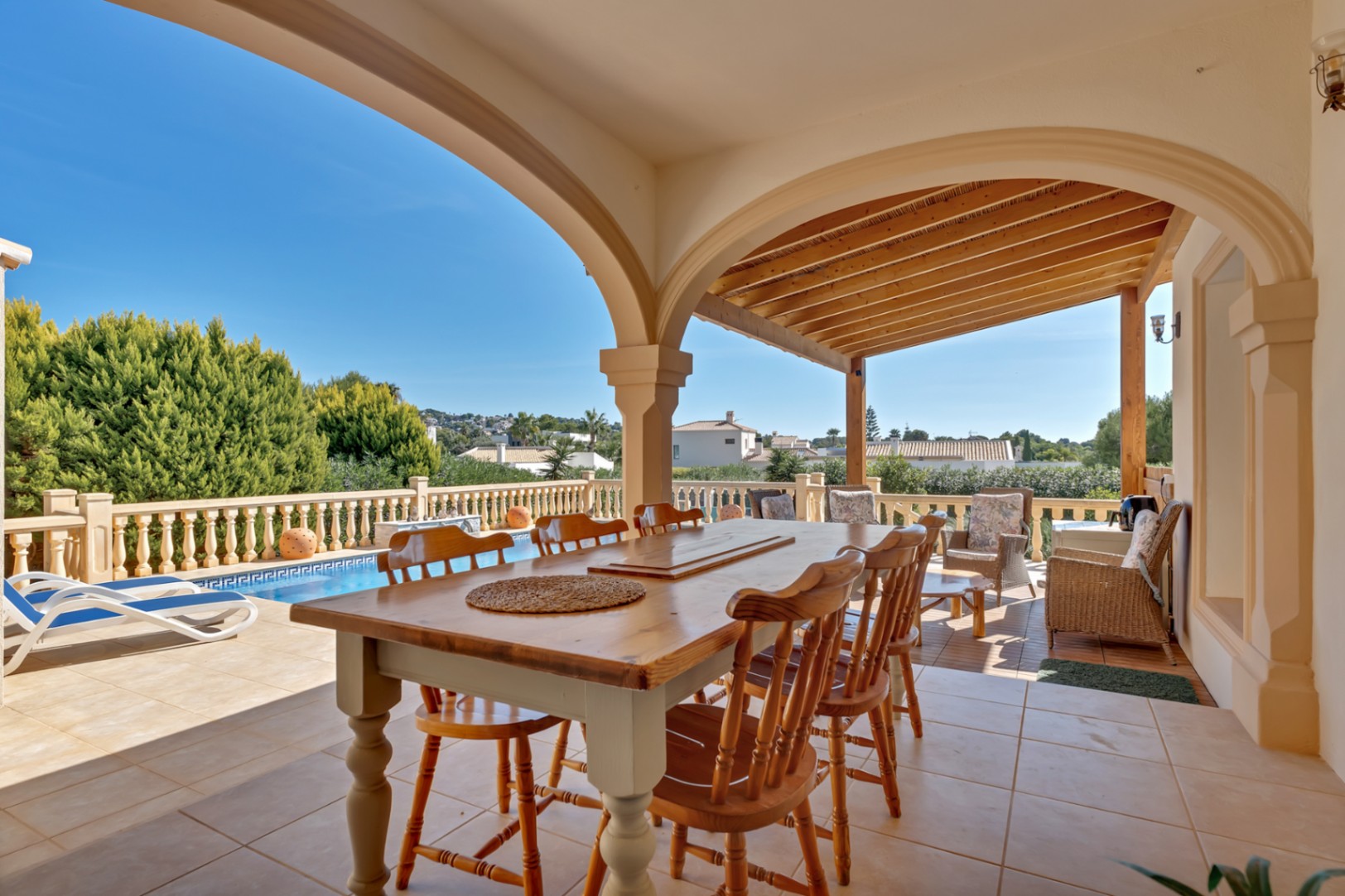 Terraza cubierta y piscina