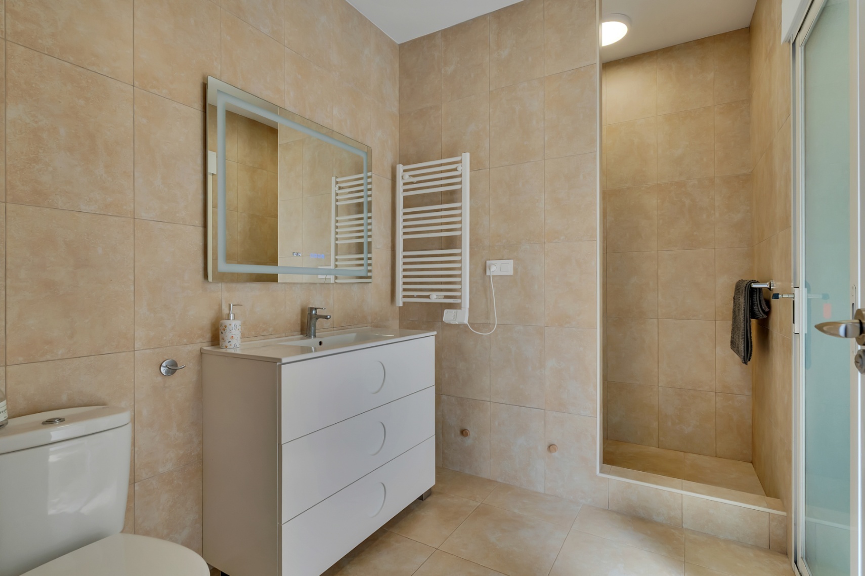 Cuarto de baño con ducha