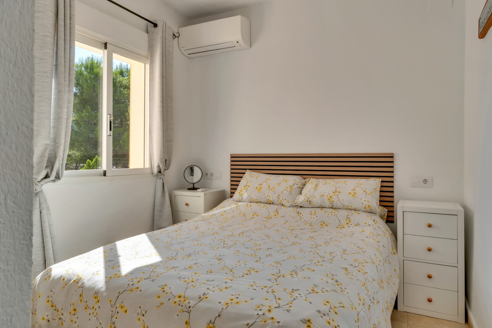 Dormitorio con ventana al exterior
