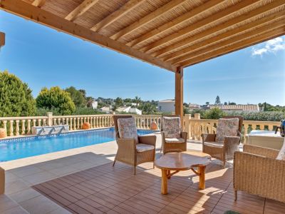Terraza cubierta y piscina
