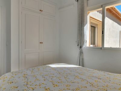 Dormitorio con armario empotrado