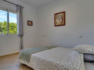 Dormitorio con vistas al jardín