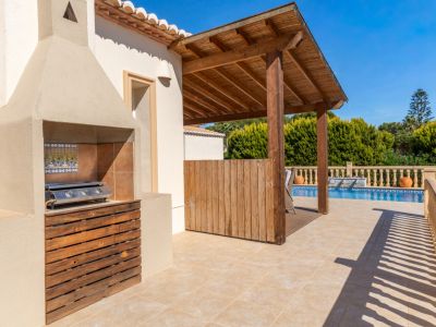 Terraza con barbacoa y piscina