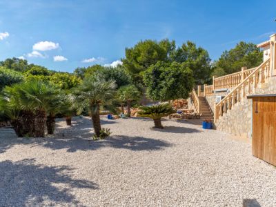 Jardín mediterráneo con palmeras