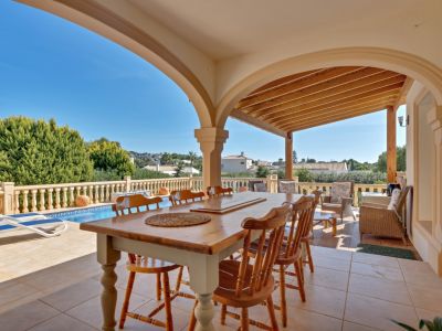 Terraza cubierta y piscina