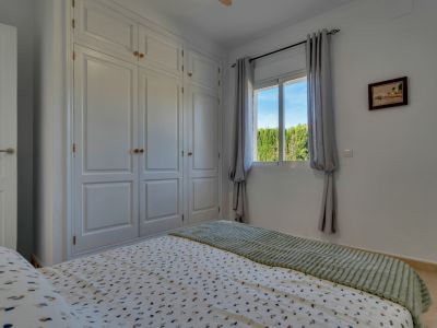 Dormitorio con armarios empotrados