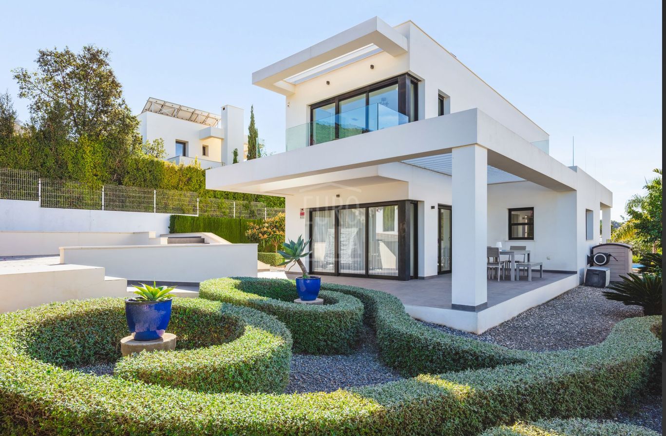Exterior de la villa y jardín