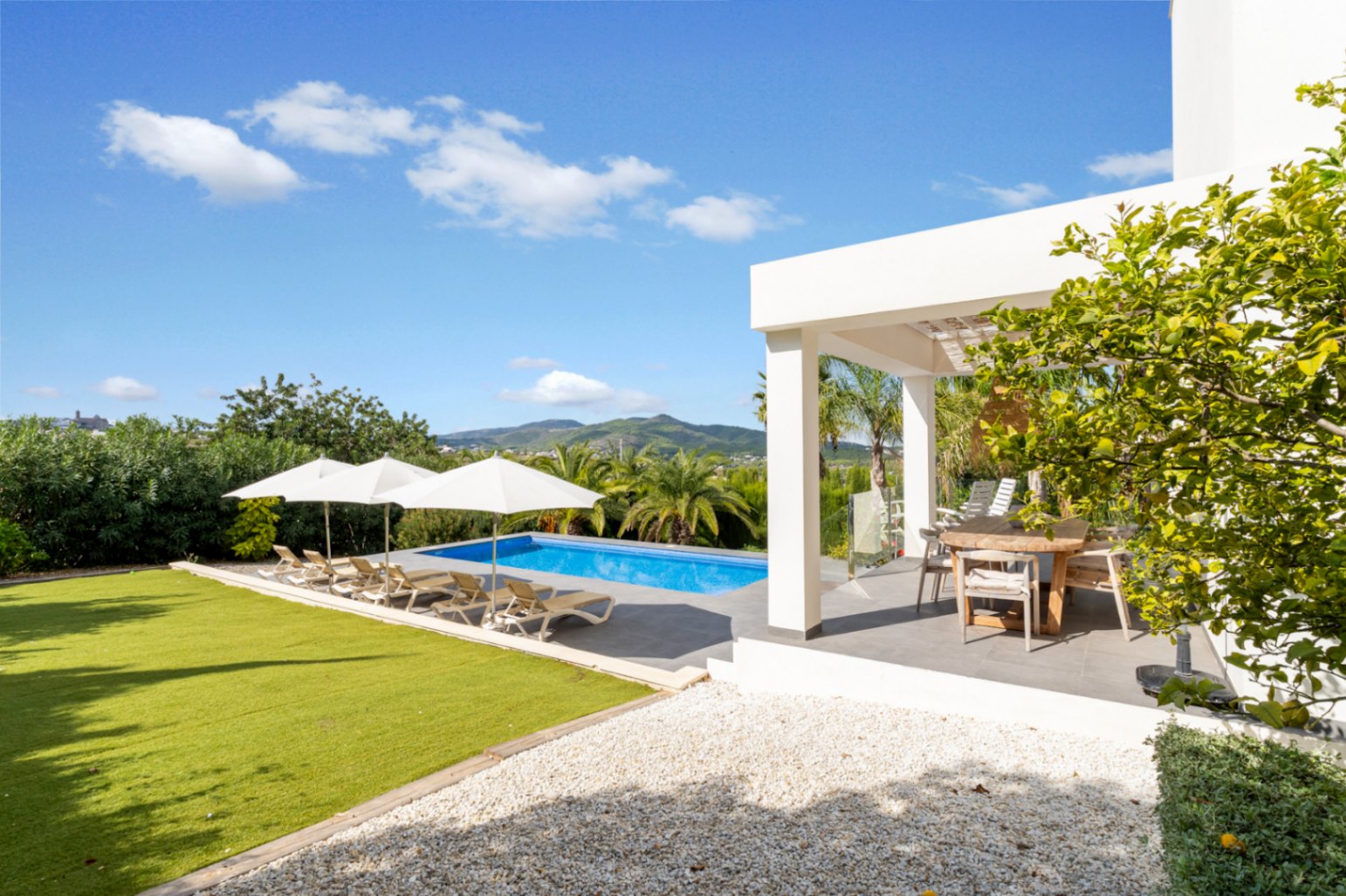 Jardín con piscina y terraza