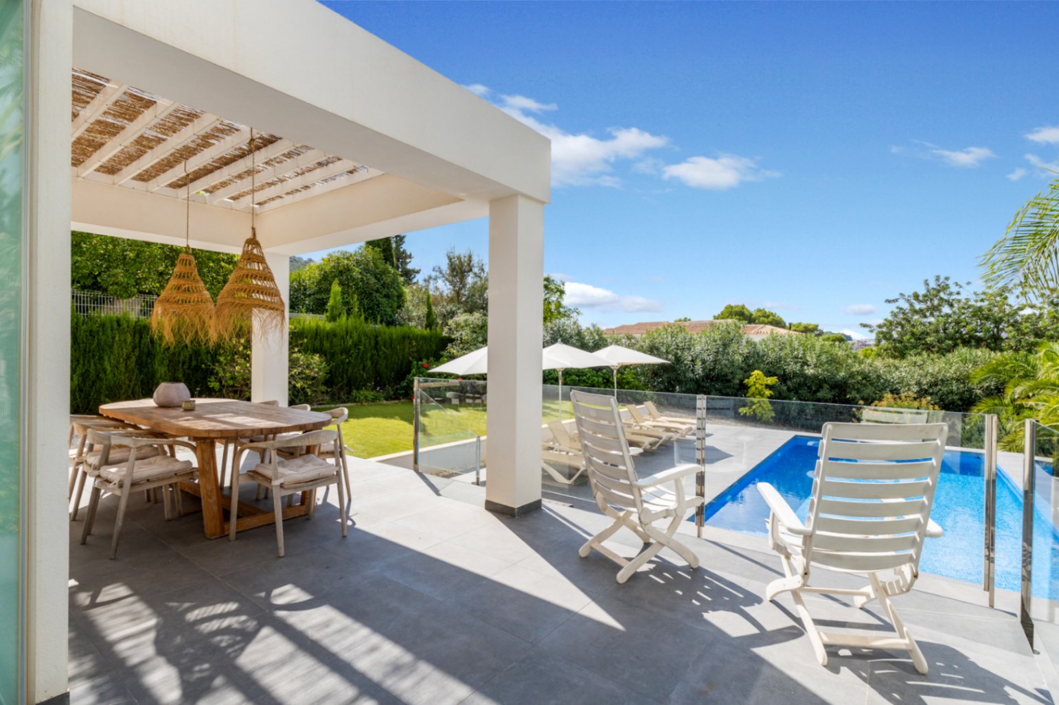 Terraza cubierta y piscina