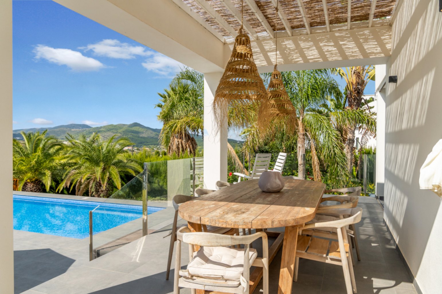 Terraza cubierta junto a la piscina