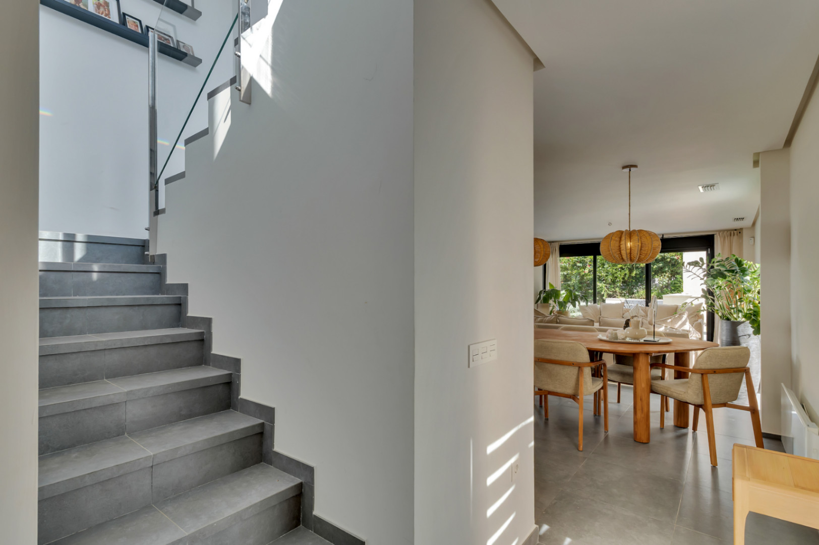 Escalera y salón comedor