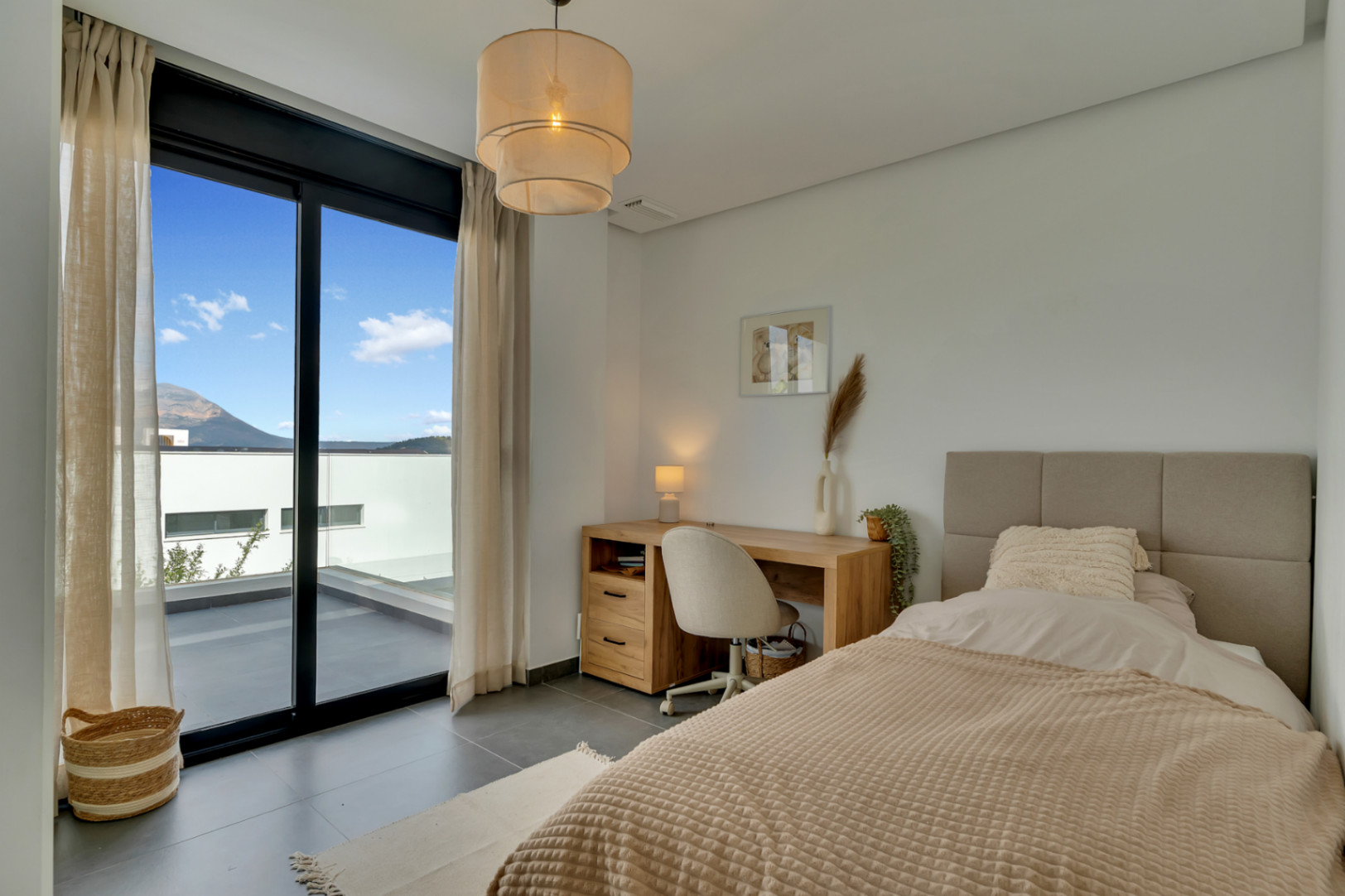 Dormitorio con balcón