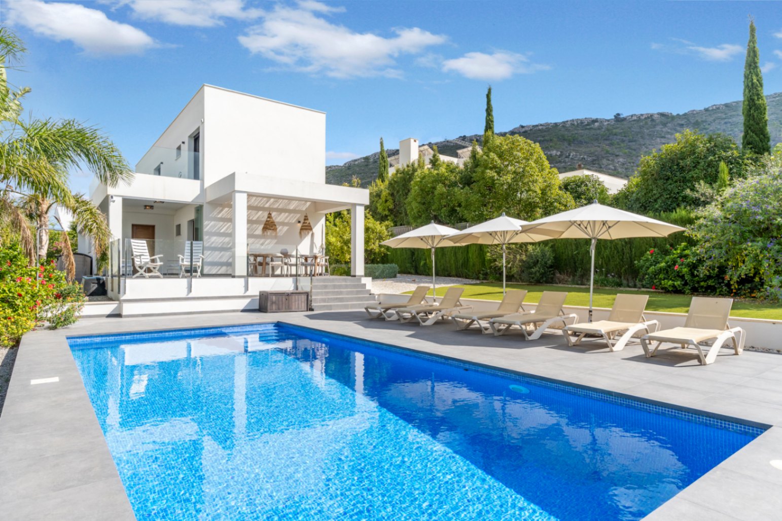 Piscina y terraza exterior