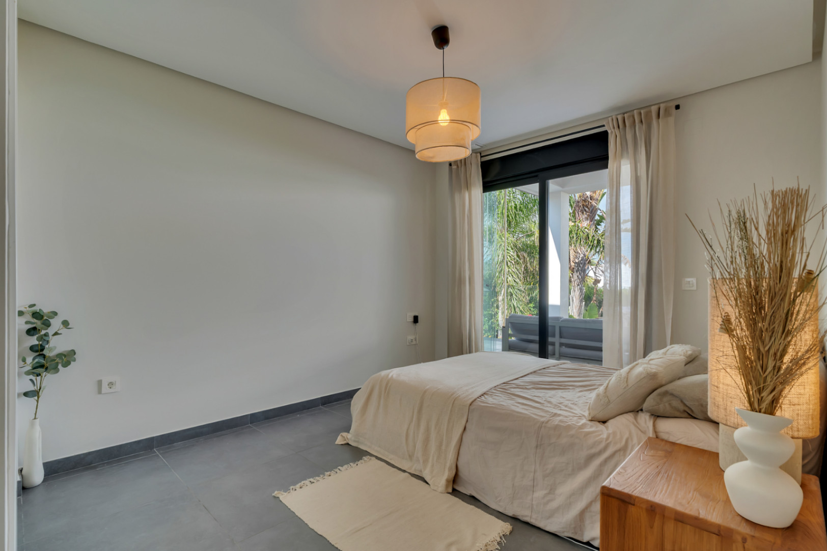 Dormitorio con acceso a terraza