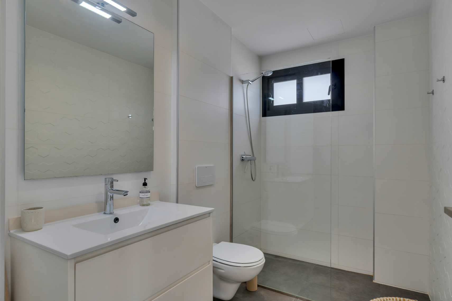 Cuarto de baño con ducha