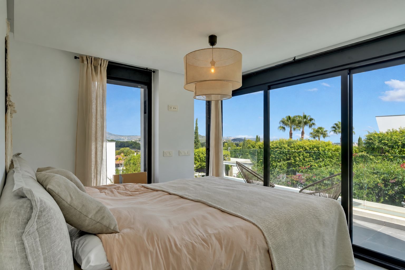 Dormitorio con balcón