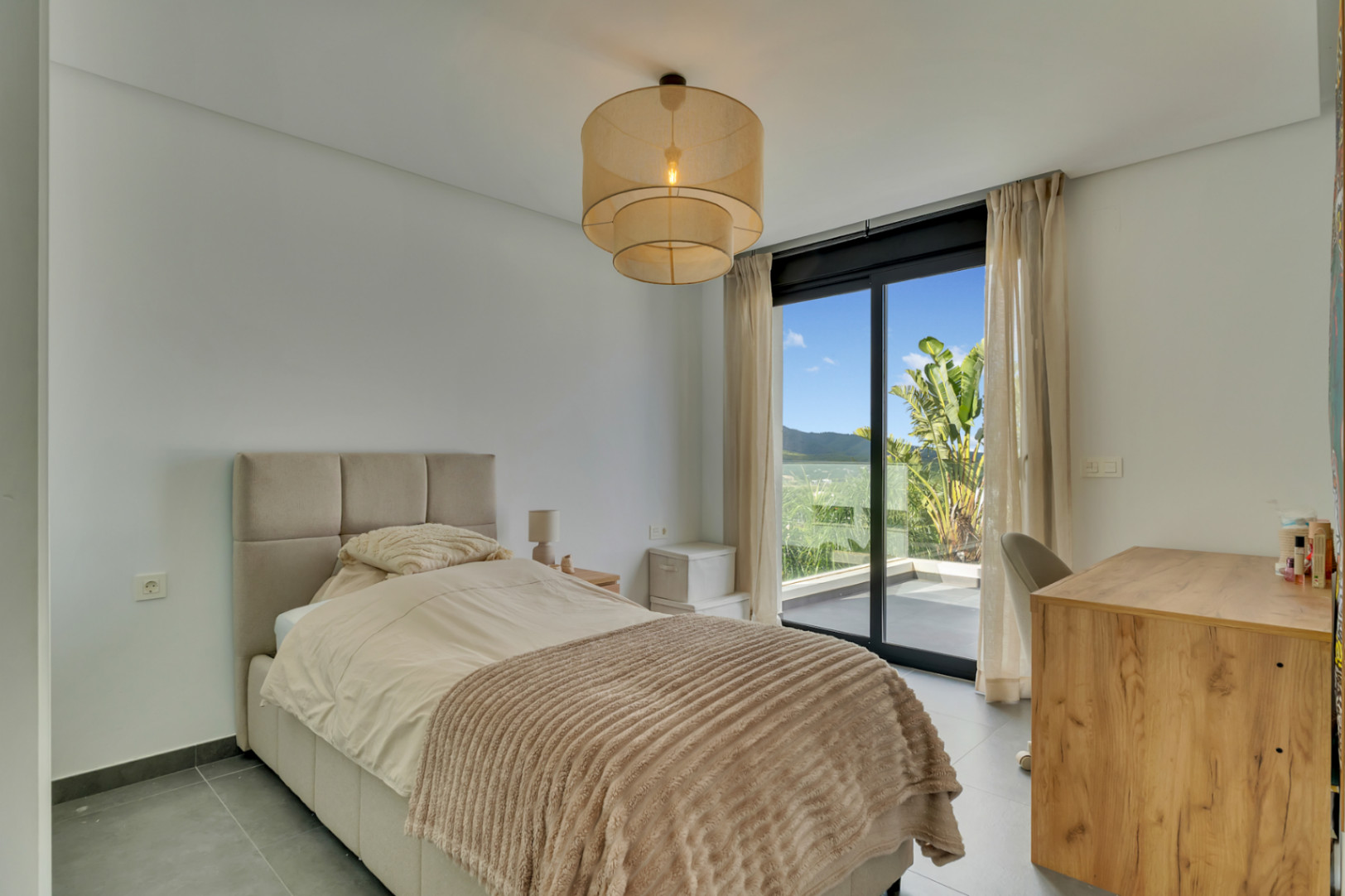 Dormitorio con balcón