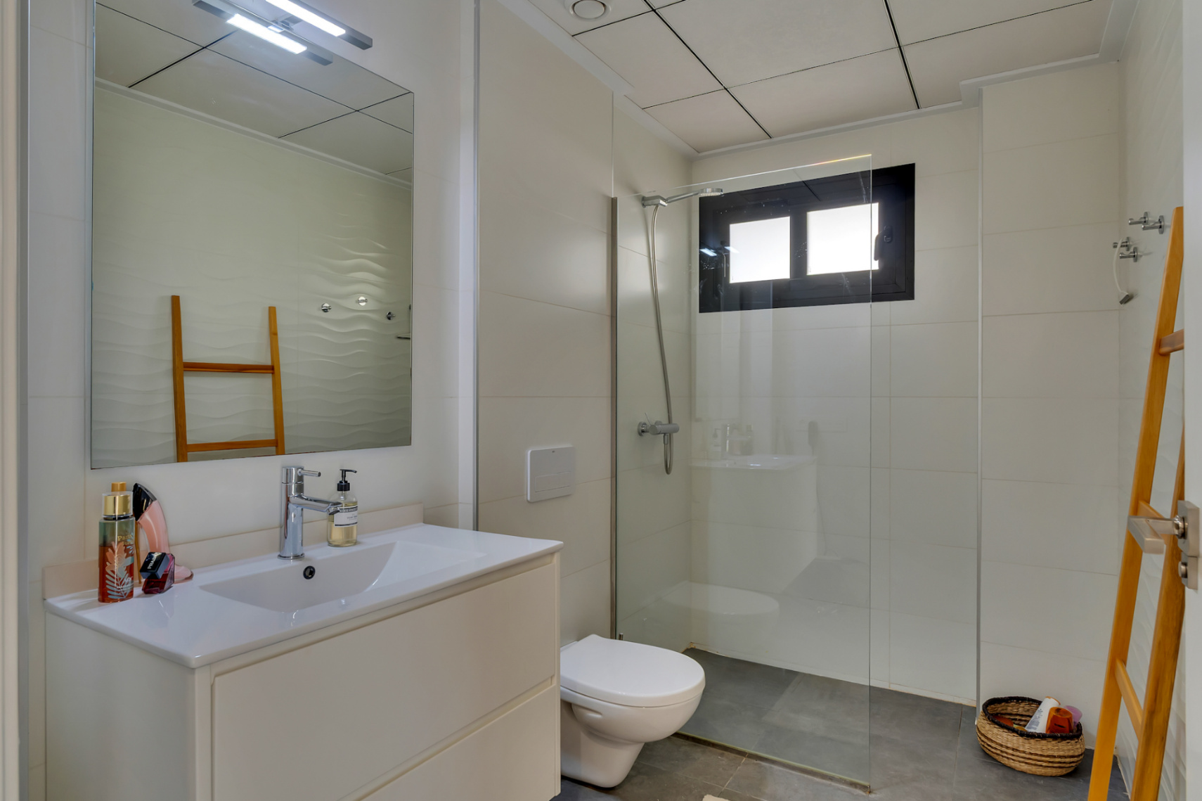 Cuarto de baño con ducha