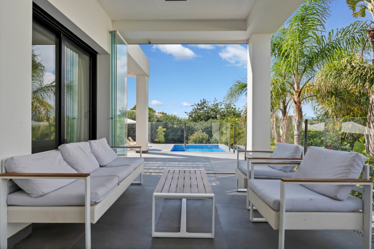 Terraza cubierta con piscina