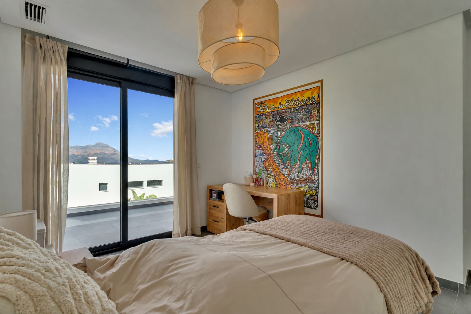 Dormitorio con balcón privado