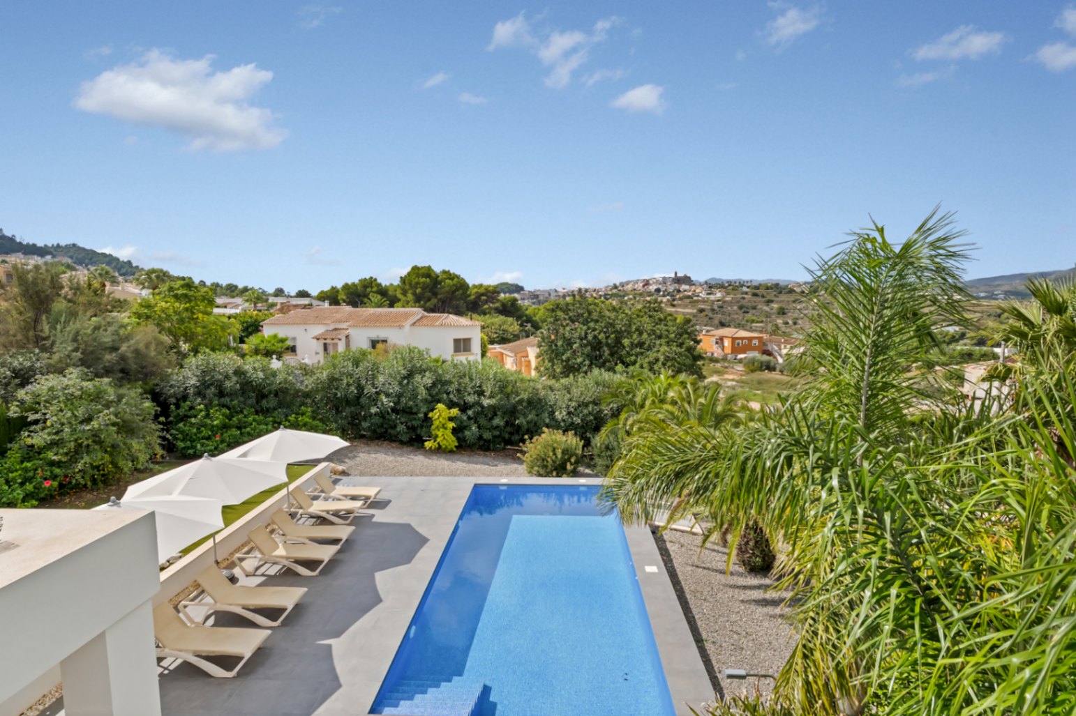 Piscina y vistas abiertas