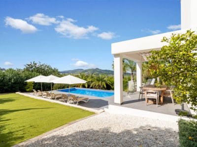 Jardín con piscina y terraza