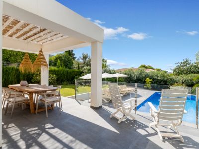 Terraza cubierta y piscina