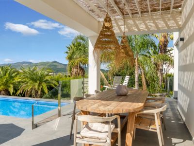 Terraza cubierta junto a la piscina