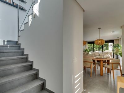 Escalera y salón comedor