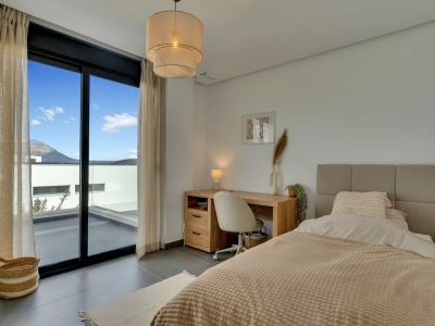 Dormitorio con balcón