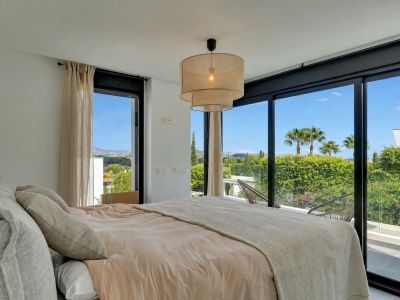 Dormitorio con balcón