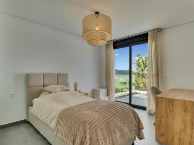 Dormitorio con balcón