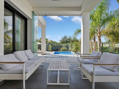 Terraza cubierta con piscina